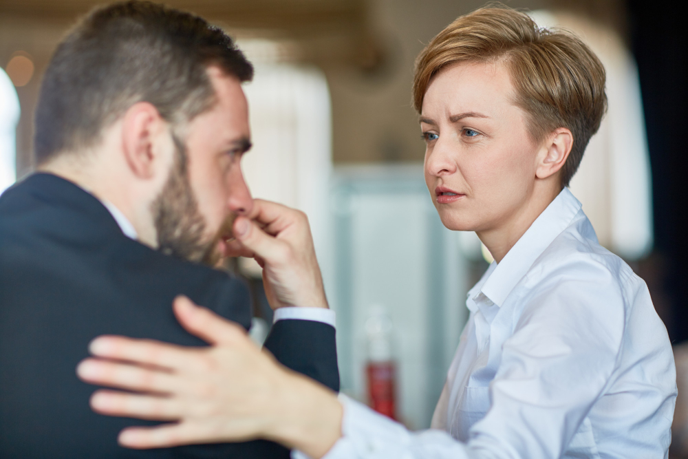 Bindungsangst, auch als "Beziehungsangst" bekannt, beschreibt die übermäßige Furcht vor emotionaler Nähe und Verpflichtungen in romantischen Beziehungen. Menschen mit Bindungsangst erleben oft intensive Ängste, wenn sie in einer Partnerschaft sind.