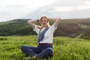 In einer Welt, die sich ständig verändert und uns vor immer neue Herausforderungen stellt, ist es entscheidend, sich selbst zu stärken und widerstandsfähig zu bleiben. Resilienz, die Fähigkeit, trotz Schwierigkeiten und Rückschlägen standhaft zu bleiben und sogar gestärkt daraus hervorzugehen, ist heute wichtiger denn je. Doch was macht Resilienz aus? Welche Faktoren tragen dazu bei, dass wir Herausforderungen nicht nur bewältigen, sondern daran wachsen? In diesem Artikel stellen wir euch die 7 Säulen der Resilienz vor – ein Konzept, das euch hilft, eure innere Stärke zu finden und zu fördern.