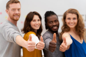 Optimismus ist mehr als nur ein angenehmes Gefühl. Es ist ein aktiver, lernbarer Prozess, der Deine Gesundheit, Deine Karriere und Dein allgemeines Wohlbefinden positiv beeinflussen kann. Durch eine bewusste Entscheidung für eine positive Lebenseinstellung und die Anwendung spezifischer Techniken kannst Du Dein Leben nachhaltig verbessern.