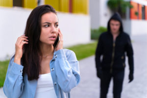 Ein düsterer Schatten, der dich unaufhörlich verfolgt, bedrohliche Nachrichten, das Gefühl, ständig beobachtet zu werden – Stalking ist eine beängstigende Realität für viele Menschen weltweit. Es ist eine Form von psychischer Gewalt, die tiefgreifende Auswirkungen auf das Leben der Betroffenen haben kann. In diesem Artikel werden wir uns mit dem Thema "Auf Schritt und Tritt verfolgt: Was tun bei Stalking" auseinandersetzen. Wir werden nicht nur auf die dringende Notwendigkeit von Aufklärung und Bewusstsein hinweisen, sondern auch praktische Schritte und Ressourcen aufzeigen, die Betroffenen zur Verfügung stehen, um sich zu schützen und Unterstützung zu finden.