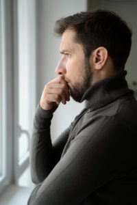 Über das Leben nachzudenken und Entscheidungen zu überprüfen, ist normal. Doch wenn das Nachdenken über das Maß hinausgeht und zu einem Hindernis wird, beeinträchtigt es unsere Lebensqualität. Das Gedankenkarussell dreht sich unentwegt, und Overthinking kann zu Angst, Unsicherheit und einem blockierten Lebensstil führen. In diesem Artikel werden wir genau dieses Thema beleuchten und herausfinden, wie man effektiv mit Overthinking umgehen kann. Entdecke, wie du aus dieser Denkfalle ausbrechen und ein erfüllteres Leben führen kannst.