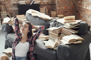 Ein ausgewogenes Verständnis und der bewusste Umgang mit Stressfaktoren können den Unterschied zwischen einem erfüllten und einem belasteten Leben ausmachen. Indem wir lernen, unsere Grenzen zu erkennen, gesunde Bewältigungsstrategien zu entwickeln und ein unterstützendes Umfeld zu schaffen, können wir die positiven Aspekte von Stress nutzen und die negativen Einflüsse minimieren.