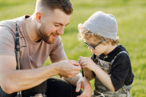 "Liebevolle Konsequenzen" ist ein pädagogischer Ansatz, der darauf abzielt, Kinder durch eine Kombination aus Liebe und konsequentem Handeln zu erziehen. Der Fokus liegt darauf, den Kindern Werte, Verantwortung und Selbstkontrolle beizubringen, indem positive Verhaltensweisen belohnt und unangemessenes Verhalten in liebevoller Weise konsequent korrigiert wird.