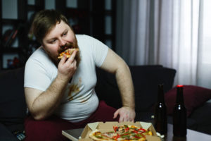 Emotionales Essen beschreibt das Phänomen, bei dem Menschen auf Nahrung zurückgreifen, um mit Gefühlen umzugehen, anstatt tatsächlichen Hunger zu stillen. Es geht weniger darum, körperliche Bedürfnisse zu befriedigen, sondern vielmehr um das Betäuben oder Kompensieren von negativen Emotionen wie Stress, Trauer, Langeweile oder Einsamkeit.