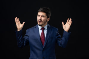 Narzissmus ist eine Persönlichkeitsstörung, die durch ein übersteigertes Gefühl der eigenen Wichtigkeit, ein tiefes Bedürfnis nach Bewunderung und einen Mangel an Empathie gekennzeichnet ist. Narzissten neigen dazu, Beziehungen in erster Linie aus eigennützigen Motiven zu nutzen und haben oft Schwierigkeiten, die Bedürfnisse und Gefühle anderer zu erkennen oder anzuerkennen.