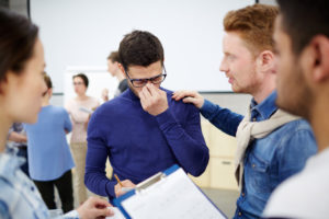 Prüfungsangst ist kein Randphänomen. Studien zeigen, dass etwa 20 bis 40 % aller Studierenden und Schüler von erheblicher Prüfungsangst betroffen sind. Besonders häufig tritt sie bei Schülern und Studierenden auf, aber auch Erwachsene im Berufsleben sind nicht immun dagegen. Das Wissen, dass man nicht allein ist, kann schon ein erster Schritt zur Bewältigung sein.