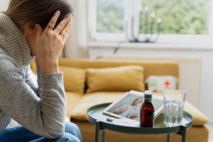 Die Angst vor Krebs ist ein weit verbreitetes und ernstzunehmendes Phänomen, das viele Menschen betrifft. Diese Angst kann das Leben erheblich beeinträchtigen, aber es gibt wirksame Strategien, um mit ihr umzugehen. Indem Sie sich Wissen aneignen, gesunde Lebensgewohnheiten pflegen, Achtsamkeit praktizieren und Unterstützung suchen, können Sie die Kontrolle über Ihre Angst gewinnen und Ihr Leben wieder in vollen Zügen genießen.