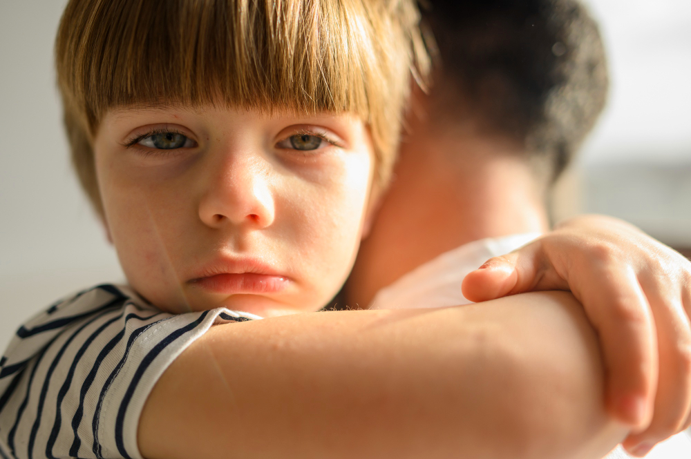 Der Verlust eines geliebten Menschen kann das Leben tiefgreifend verändern – besonders für Kinder. Aber wie spricht man mit den Kleinsten über ein so schweres Thema wie Tod und Trauer? Eltern, Betreuer und Lehrer stehen oft vor der Herausforderung, einfühlsame Worte zu finden, die dem Kind helfen, den Schmerz zu verstehen und zu verarbeiten. Dieser Artikel gibt wertvolle Tipps, wie Sie mit Kindern über Verlust sprechen können und zeigt, wie wichtig es ist, Trauerprozesse voranzutreiben und richtig zu begleiten